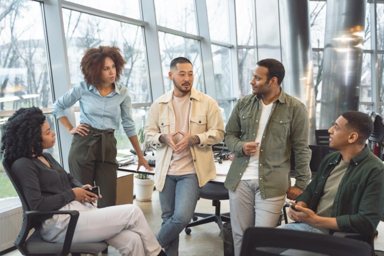 Espace de travail collaboratif moderne avec vue sur Lyon